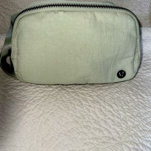 lululemon athletica everywhere belt bag crossbody fanny pack purse 9X5 1/2” Grn